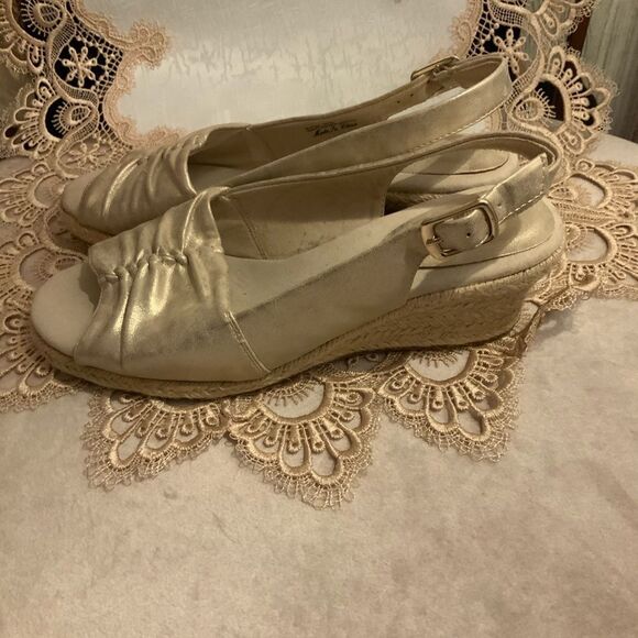 8.5W Gold Easy Street Espadrilles EUC - Picture 7 of 12